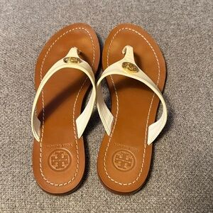 Tory Burch Cream patent leather flip flop sandals size 6.5M womens